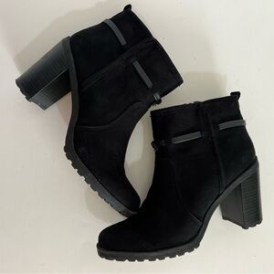 Jaclyn Smith Rubi Black Faux Suede Heeled Inside Zip Ankle Boots Lug Soles  9